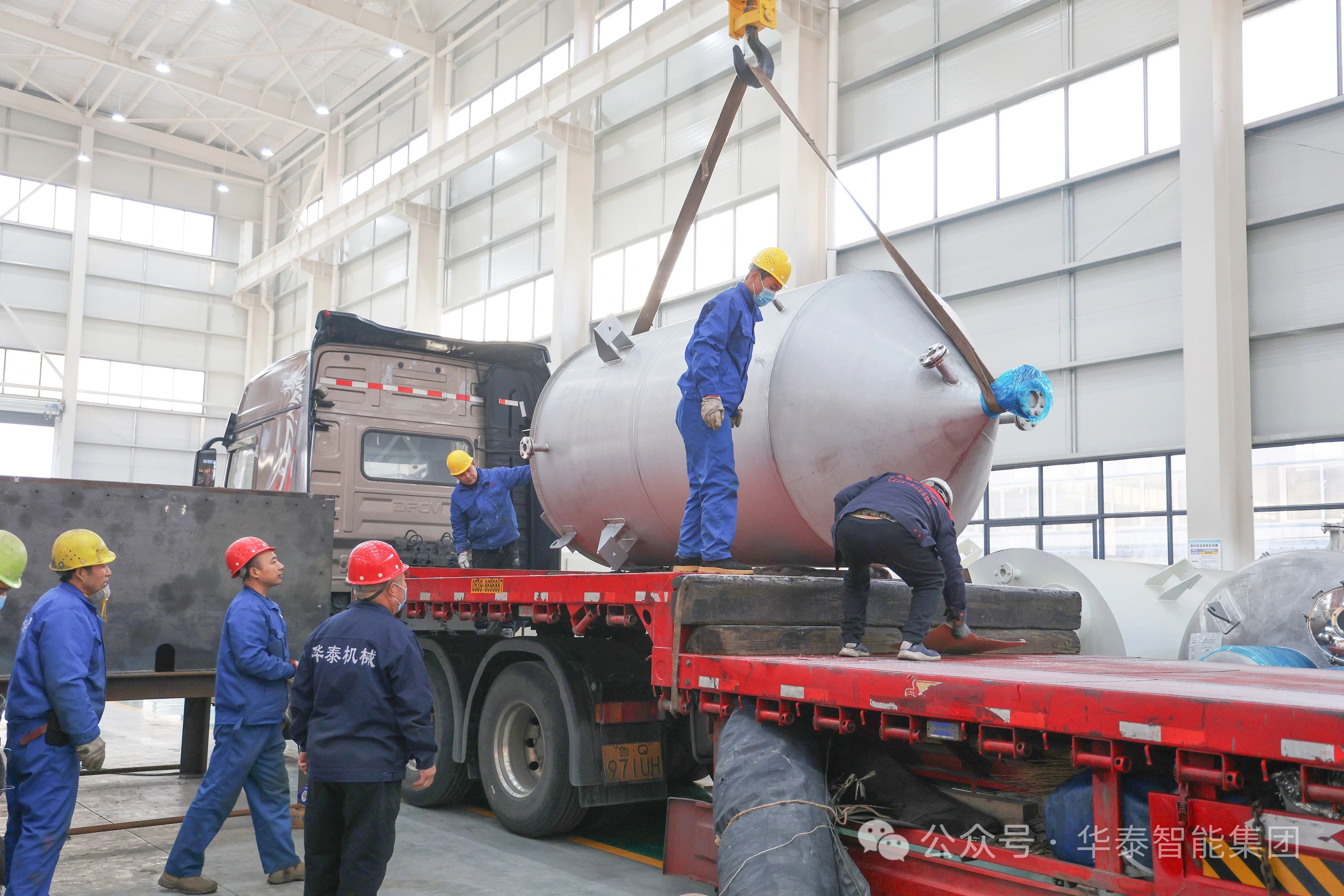 華泰智能裝備集團10TPD一級大豆油精煉設備啟運山東，助力高品質食用油市場