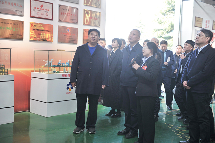 河南省糧食和物資儲(chǔ)備局局長(zhǎng)張弓蒞臨華泰智能裝備集團(tuán)調(diào)研指導(dǎo)工作