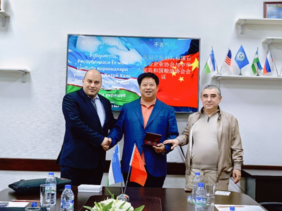 華泰集團董事長閆子鵬與烏茲別克斯坦油脂企業(yè)協會會長歐佩克在塔什干舉行工作會談